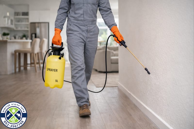 מדביר מבצע ריסוס לבית